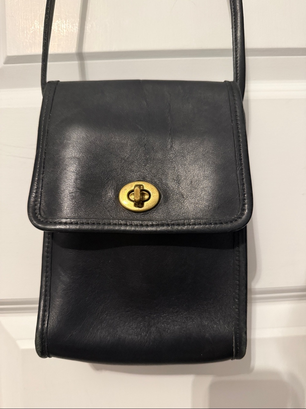 Vintage Coach Black scooter Leather Crossbody Bag with Gold TurnLock, 0097-219 - Picture 3 of 11